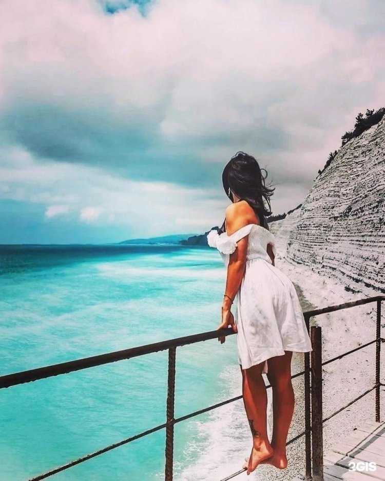 Божественные брюнетки на берегу