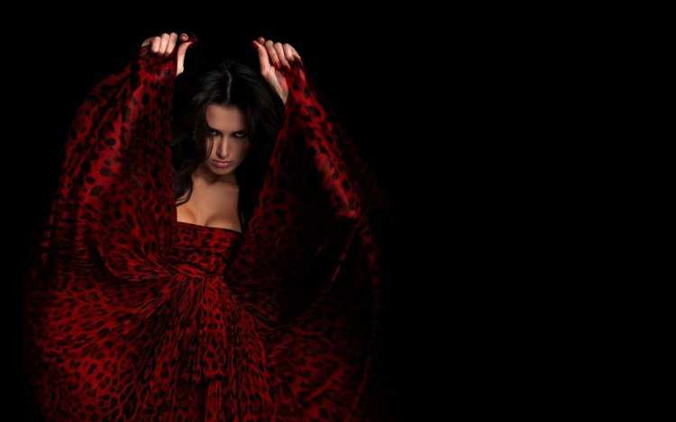 Девушка в темном платье