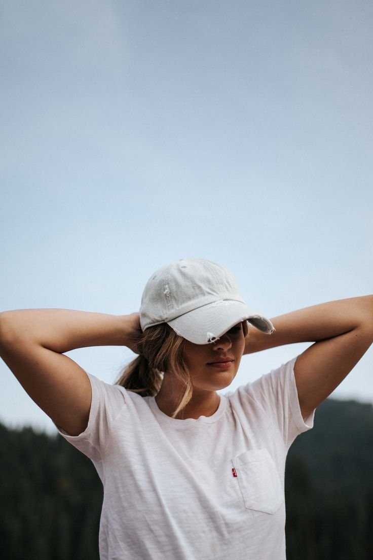 Сексуальные позы в бейсболке