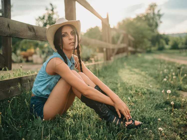 Пикантная фотосессия возле загадочного забора