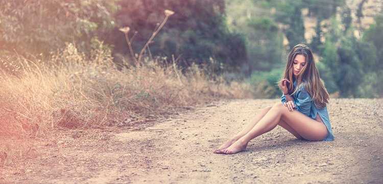 Девушка в шортах босиком