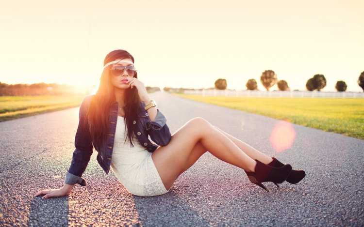 Искусная дама на обочине дороги