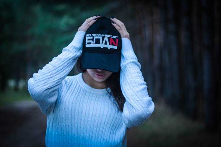 Сногсшибательная красотка в крутой кепке и модном капюшоне