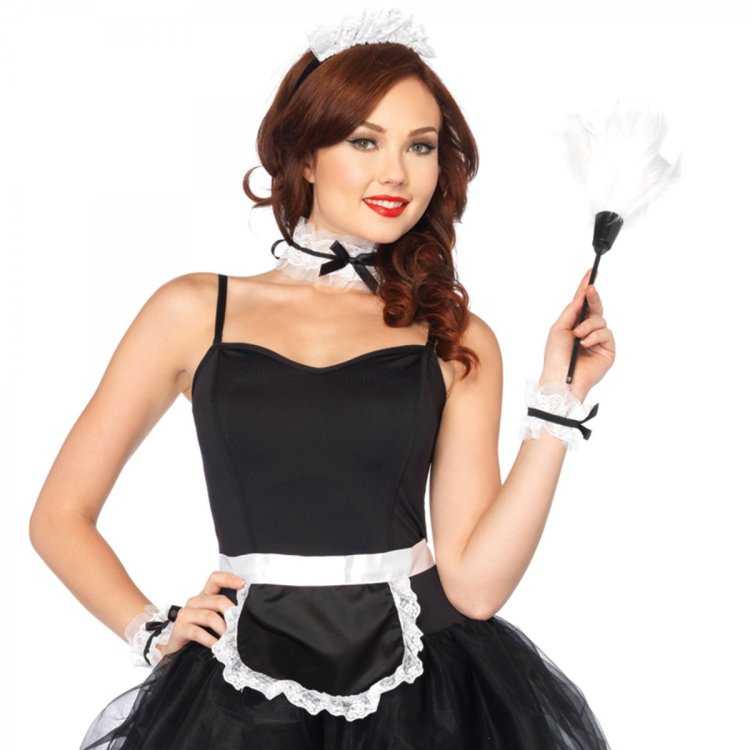 Брюнетка в костюме горничной21