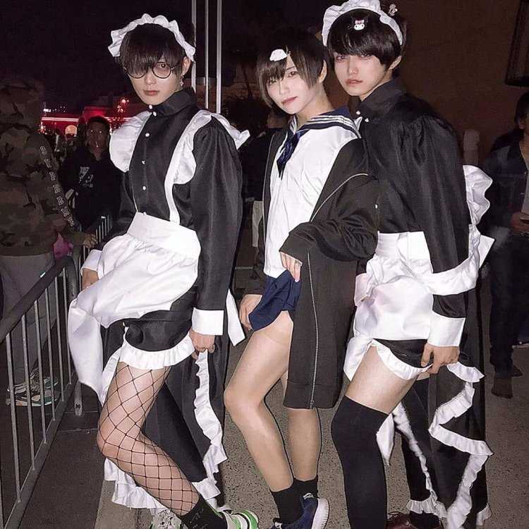 Парень в костюме горничной