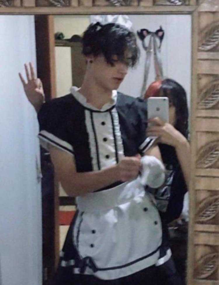 Мальчик в платье горничной