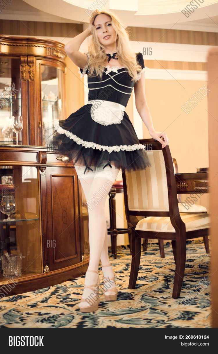 Домработницы в коротких платьях