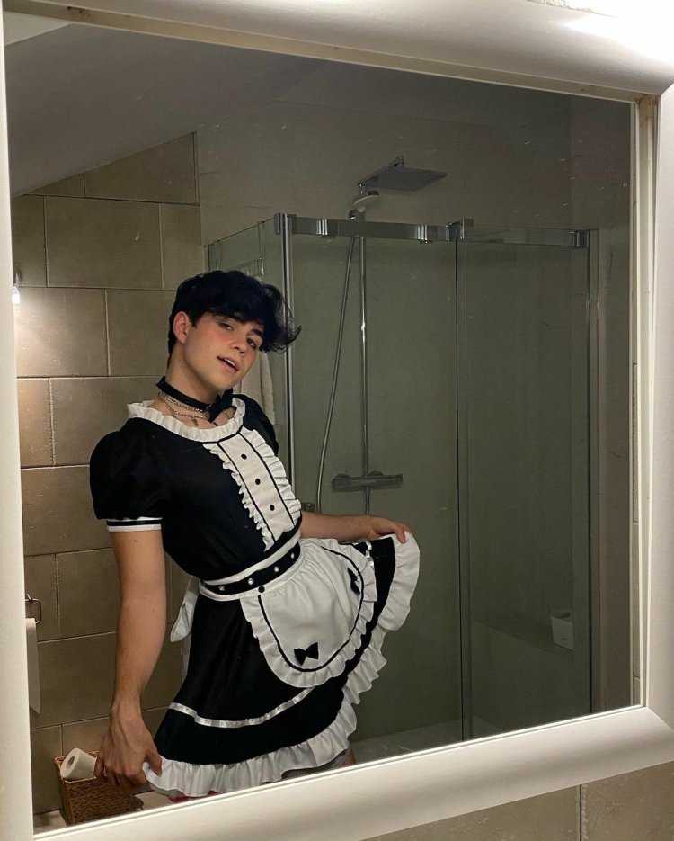 Мальчик в костюме горничной