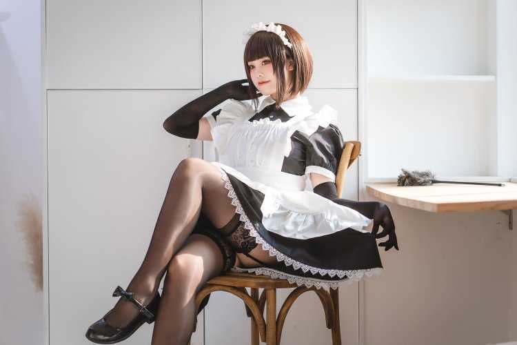 Горничная азиатка в чулках