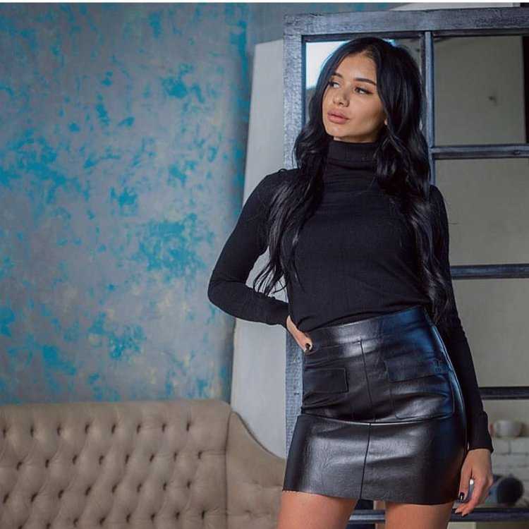 Джей Саммерс а кожаной юбке