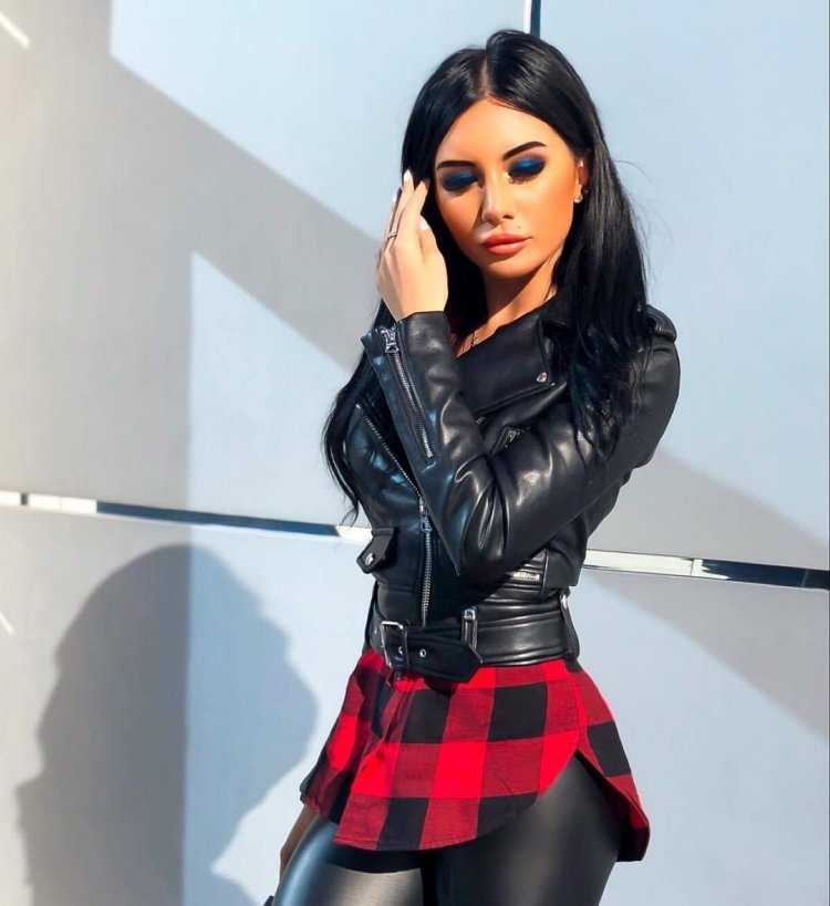 Девушки в кожаных юбках