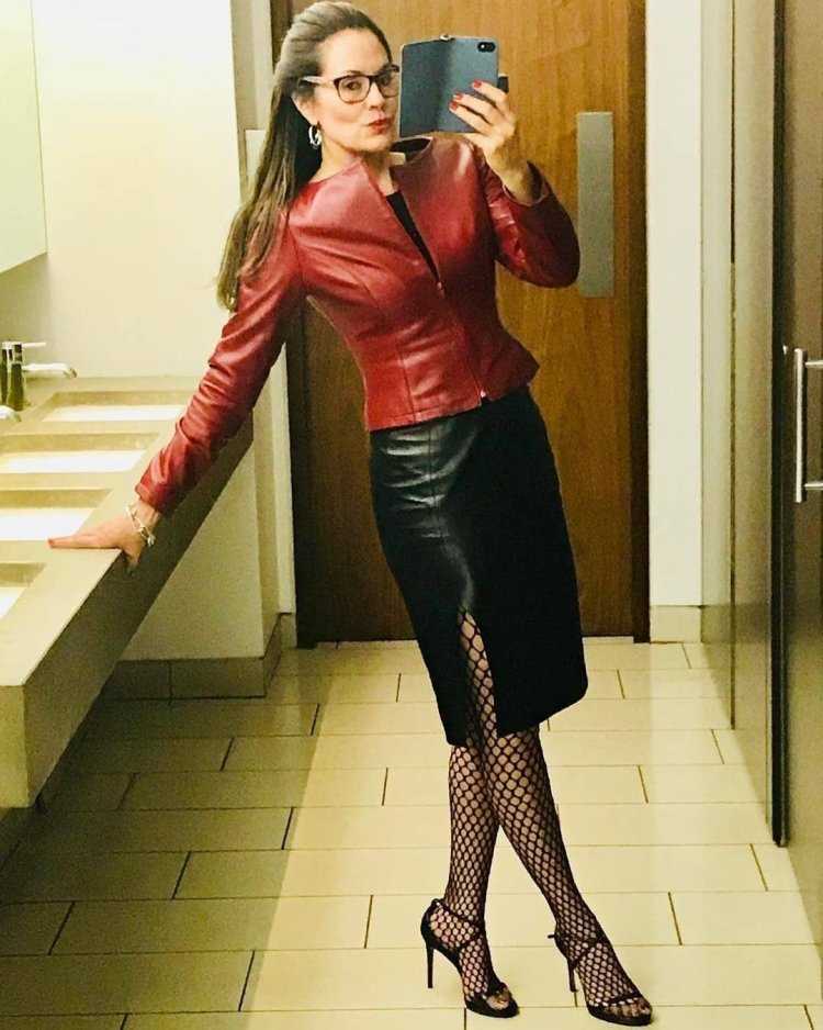 Кожаные мини юбки и чулки
