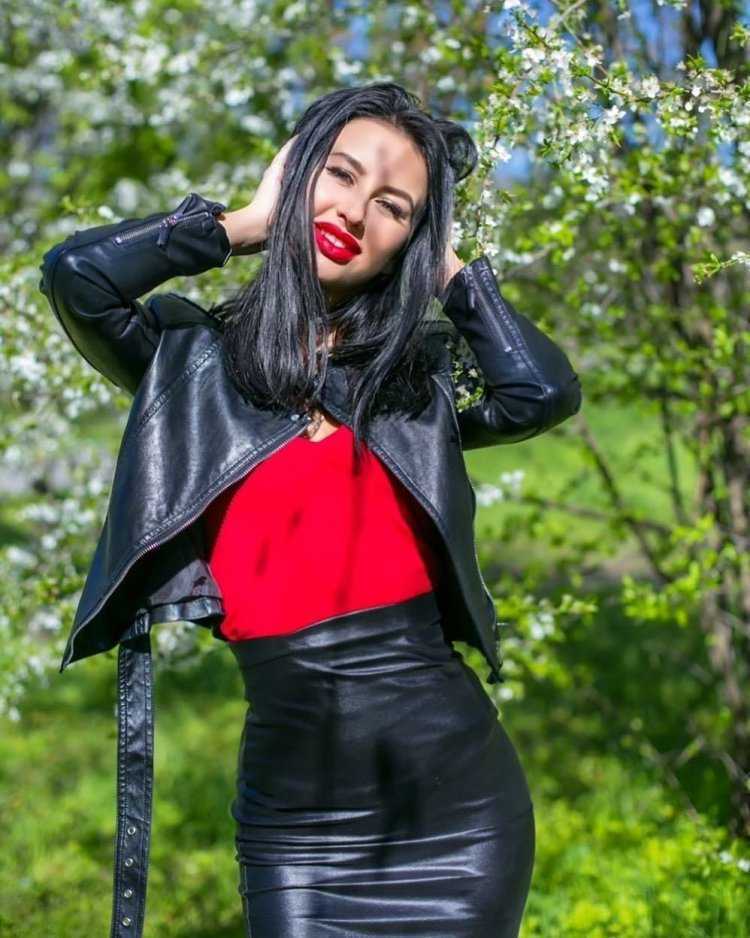 Девушка в Кожанке и шляпе