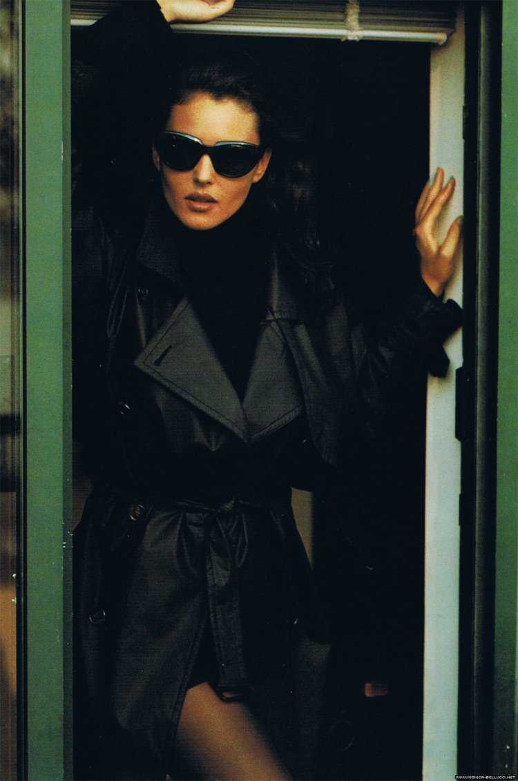 Девушки в кожаных перчатках и плащах