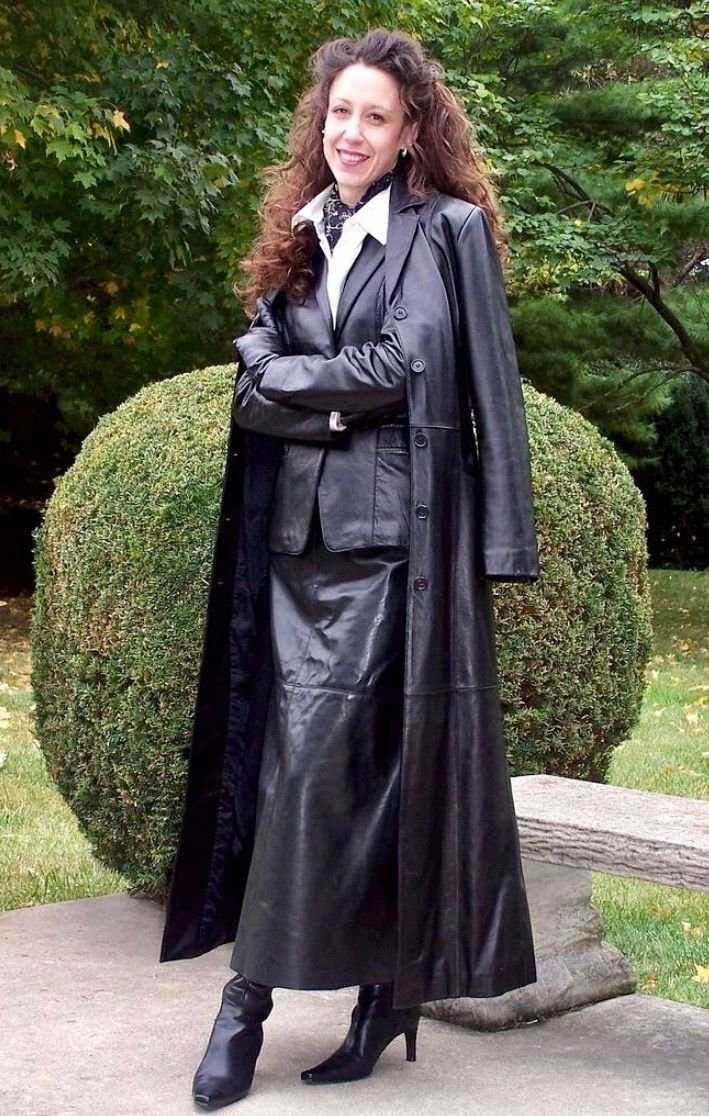 Девушка в латексном плаще