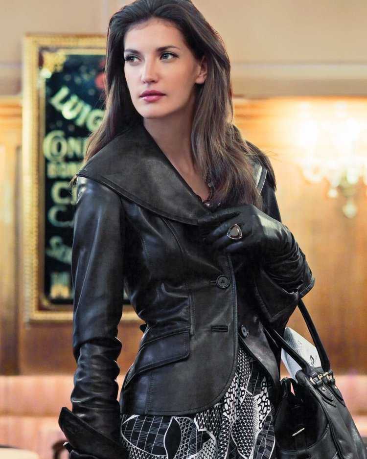 Госпожа в кожаных перчатках