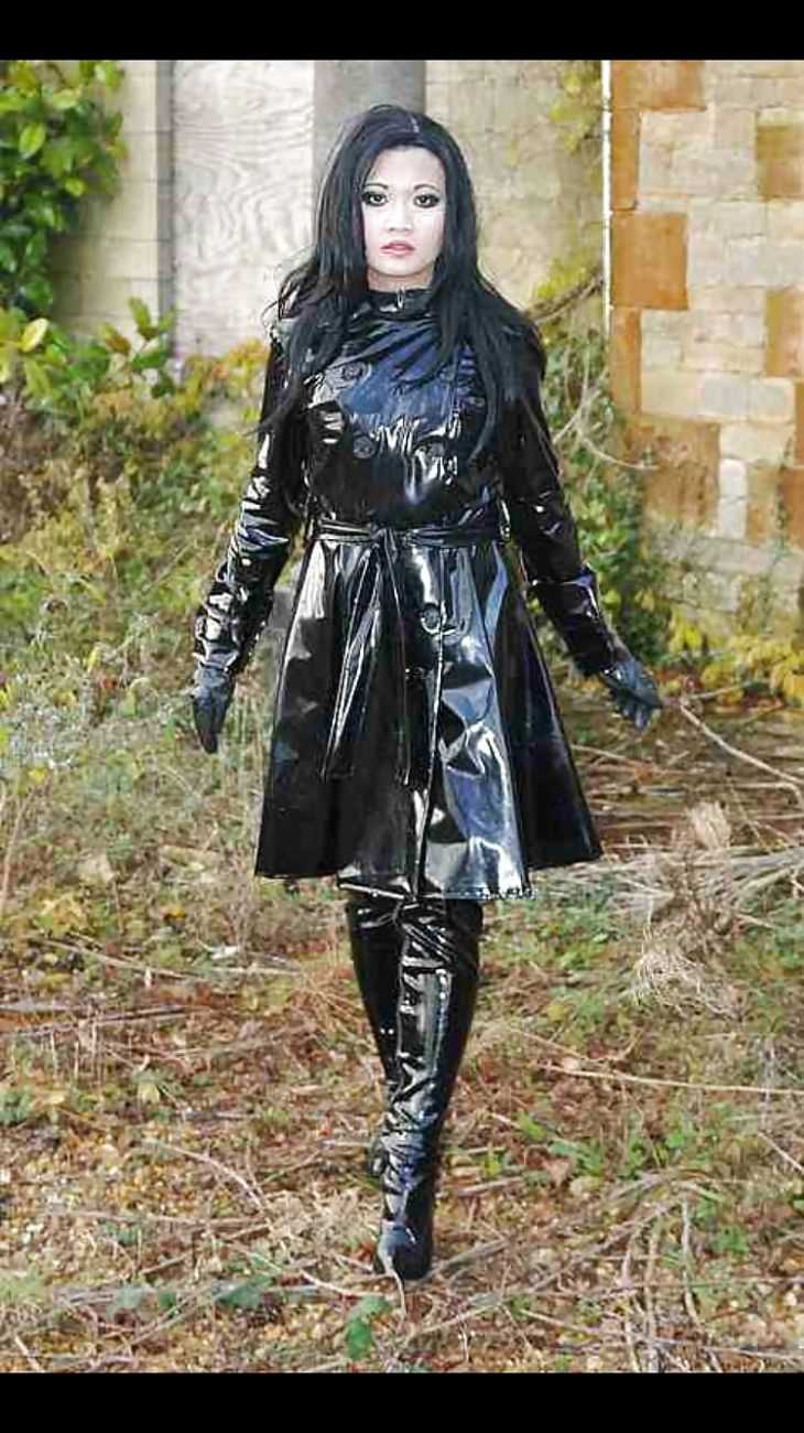 Моника Беллуччи в плаще