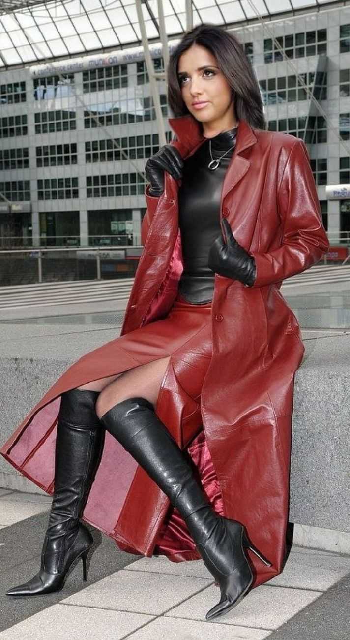 Девушки в кожаных плащах