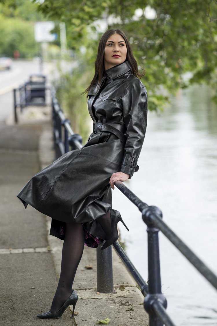 Оксана Федорова в кожаном плаще
