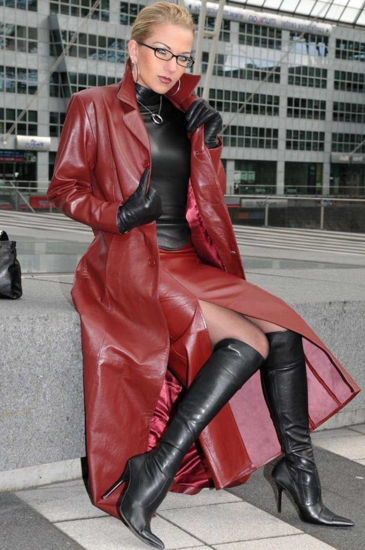 Девушки в кожаных плащах