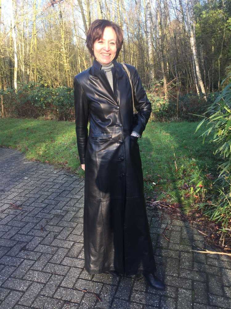 Женщины в кожаных плащах