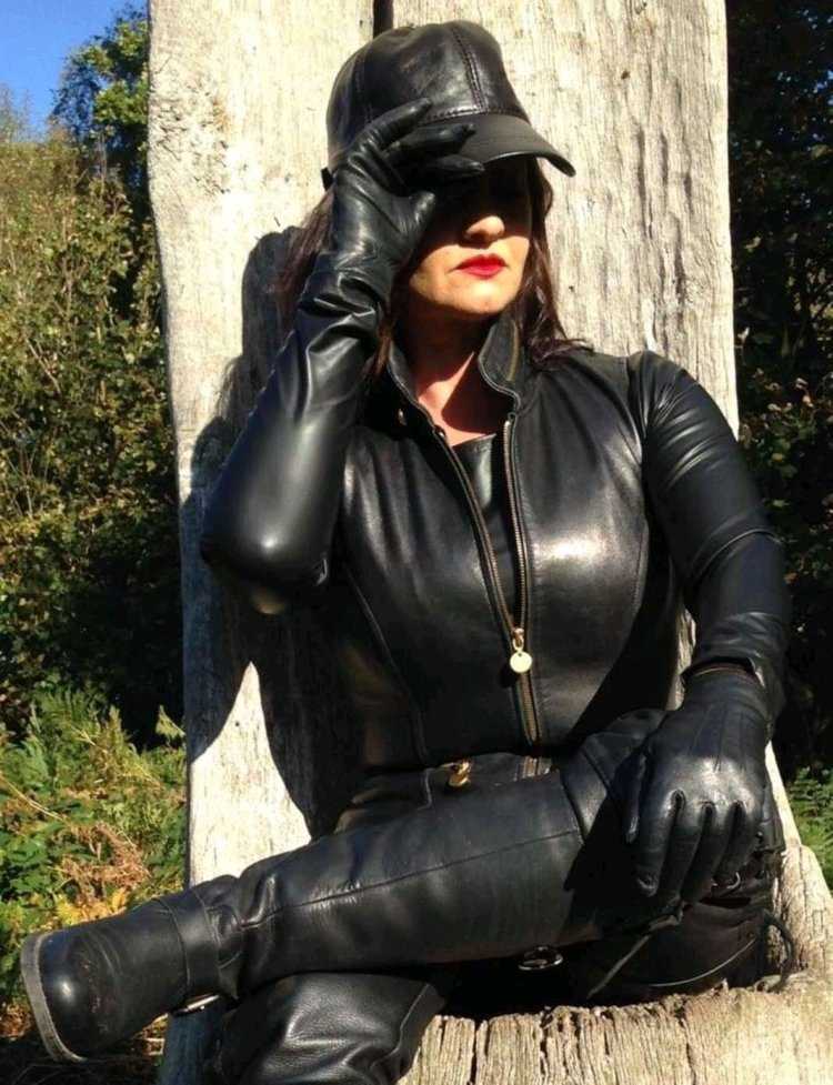 Кожаный плащ нараспашку