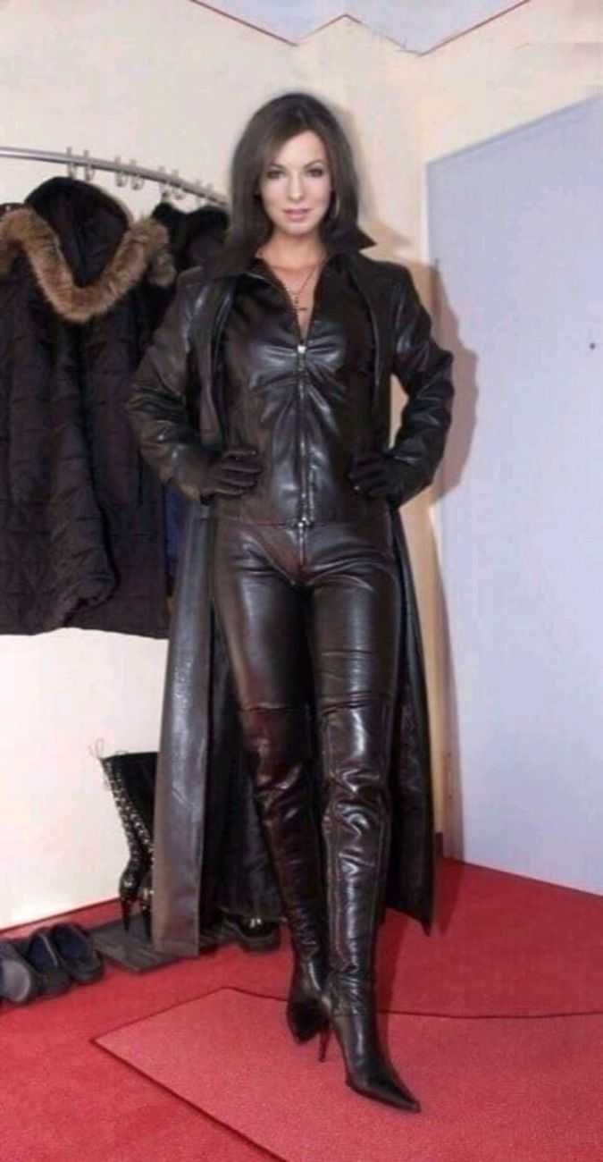 Кожаный плащ и перчатки