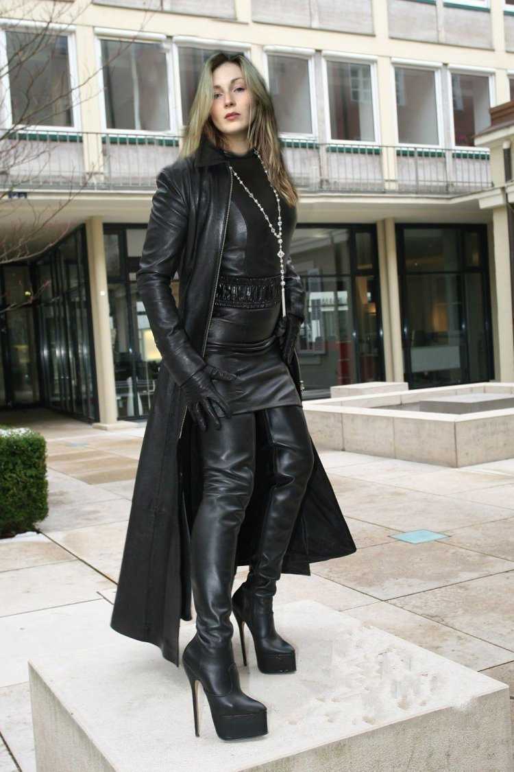 Мария Берсенева в кожаной куртке