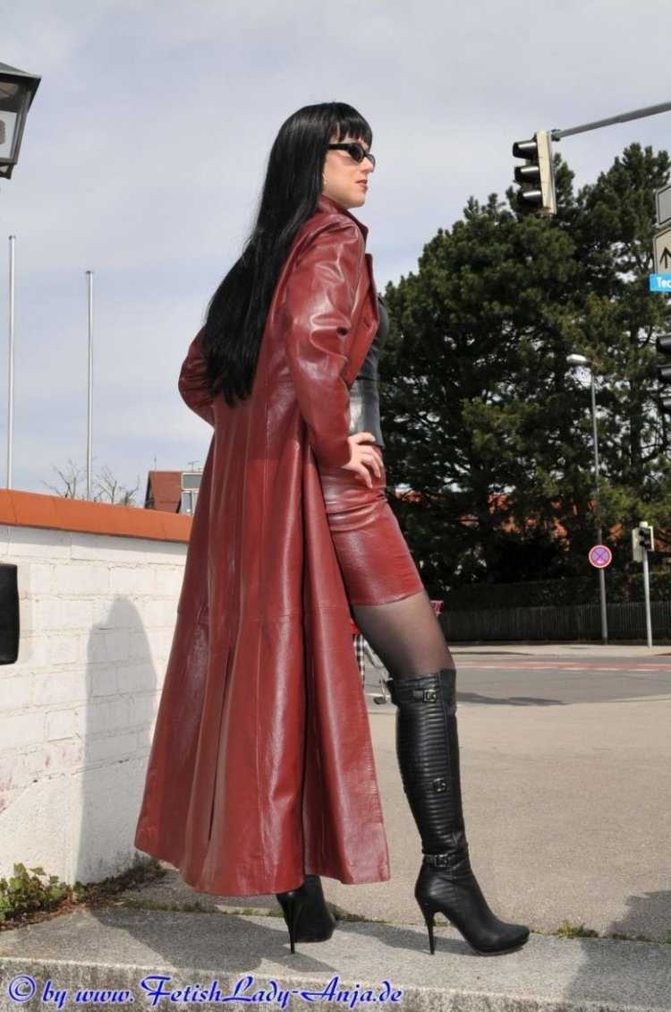 Анна Ковальчук в кожаном плаще