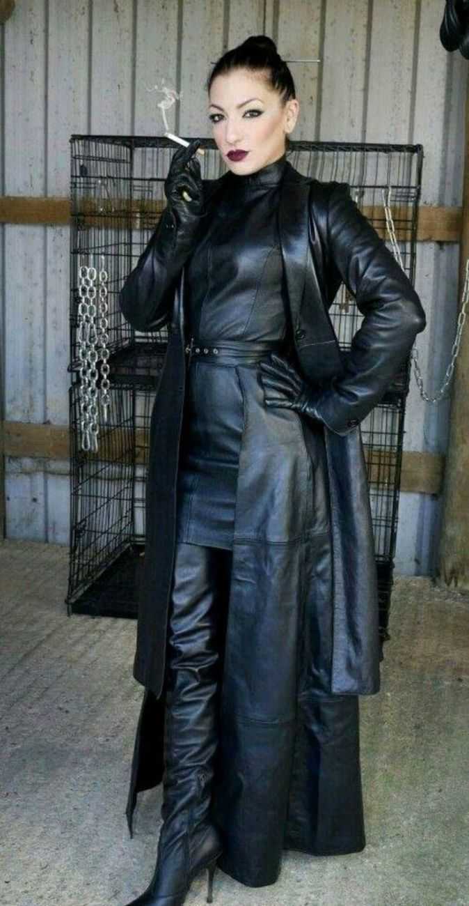 Девушка в кожаной куртке