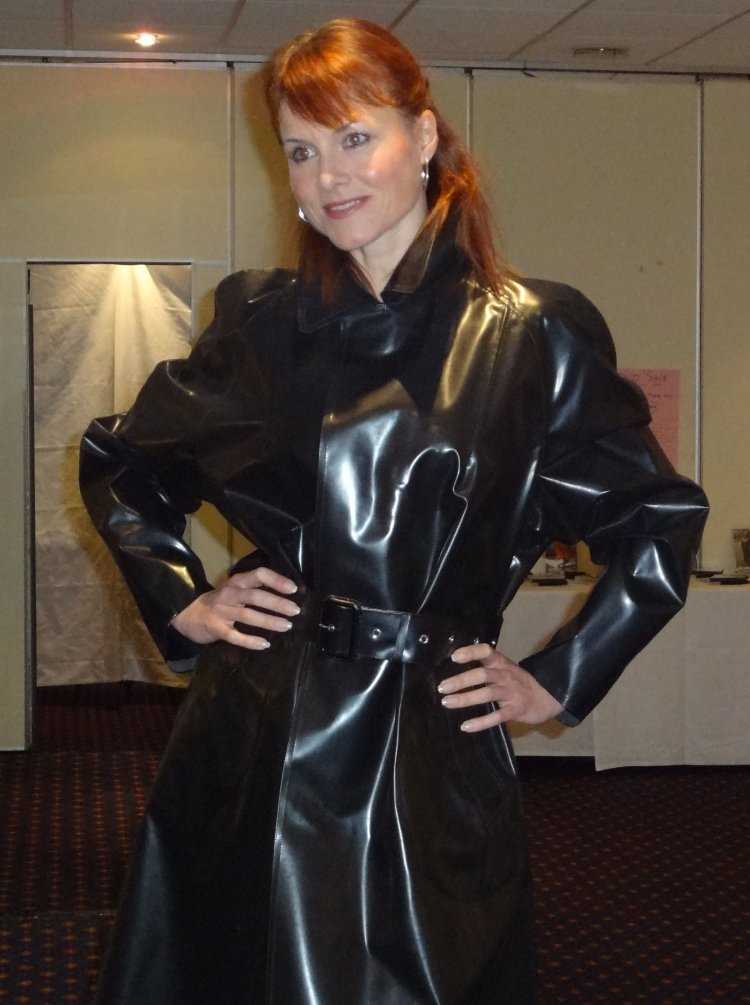 Lady Anja in Leather Coat