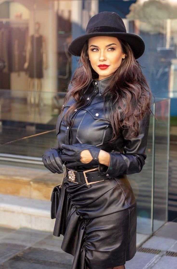 Девушки в виниловых плащах