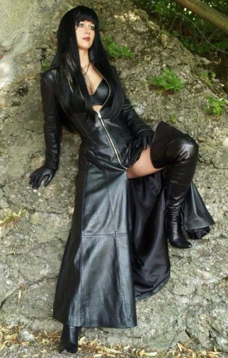 Брюнетка в кожаном плаще