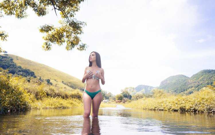 Девушки в купальниках на реке