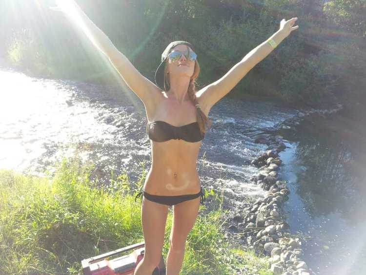 Частные в купальниках на озере