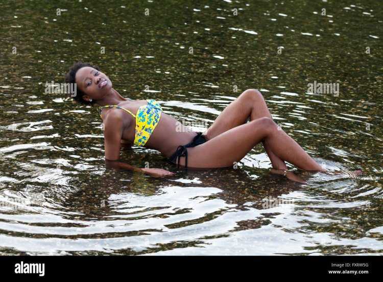 Теен на реке