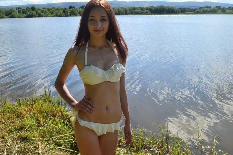 Школьницы в купальниках на речке