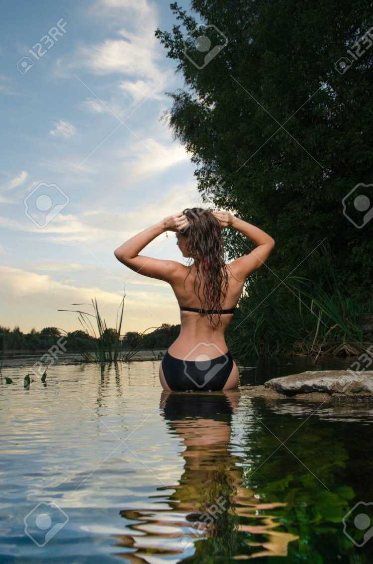 Девушки на речке в купальнике сзади