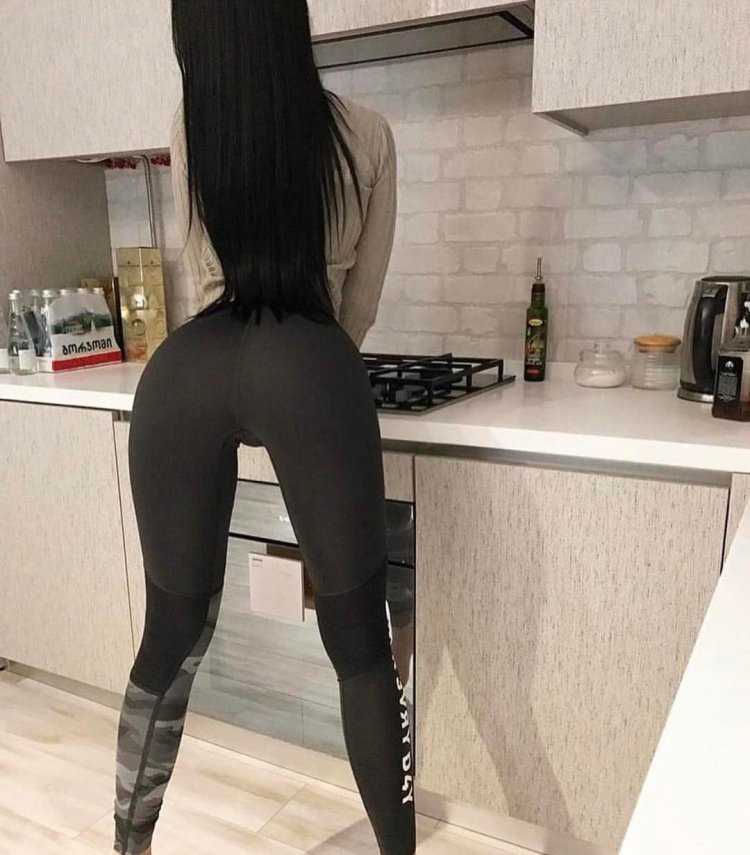 Девушки в лосинах рачком