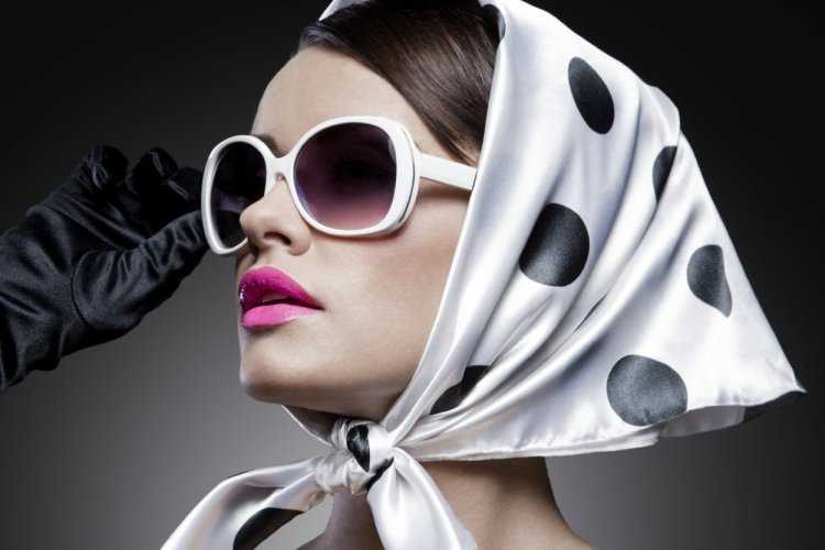 Девушка в платке и очках ретро