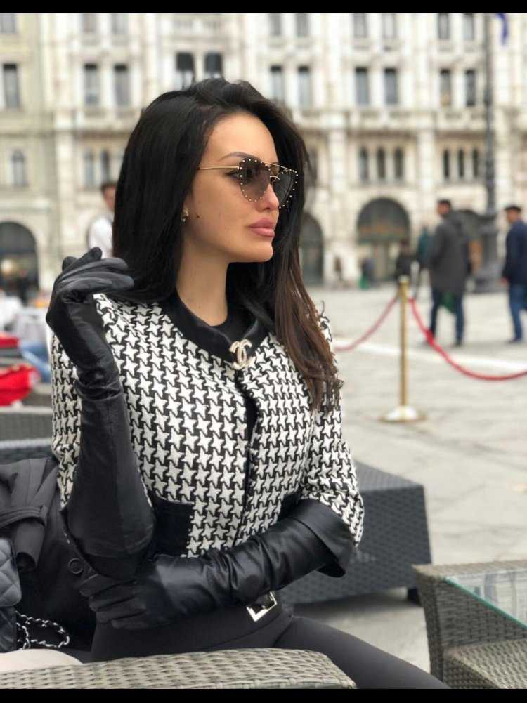 Стильная девушка в перчатках