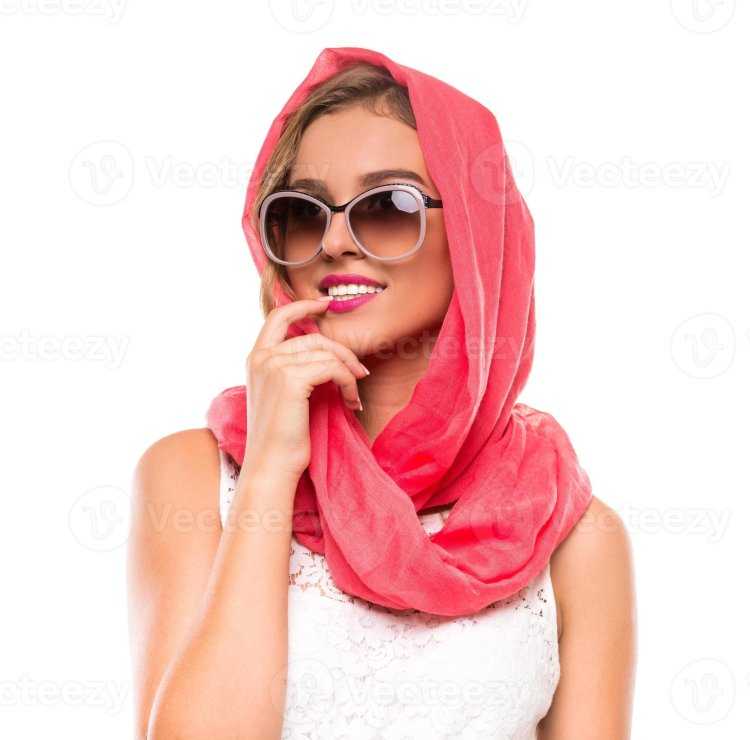 Девушка в розовом платке