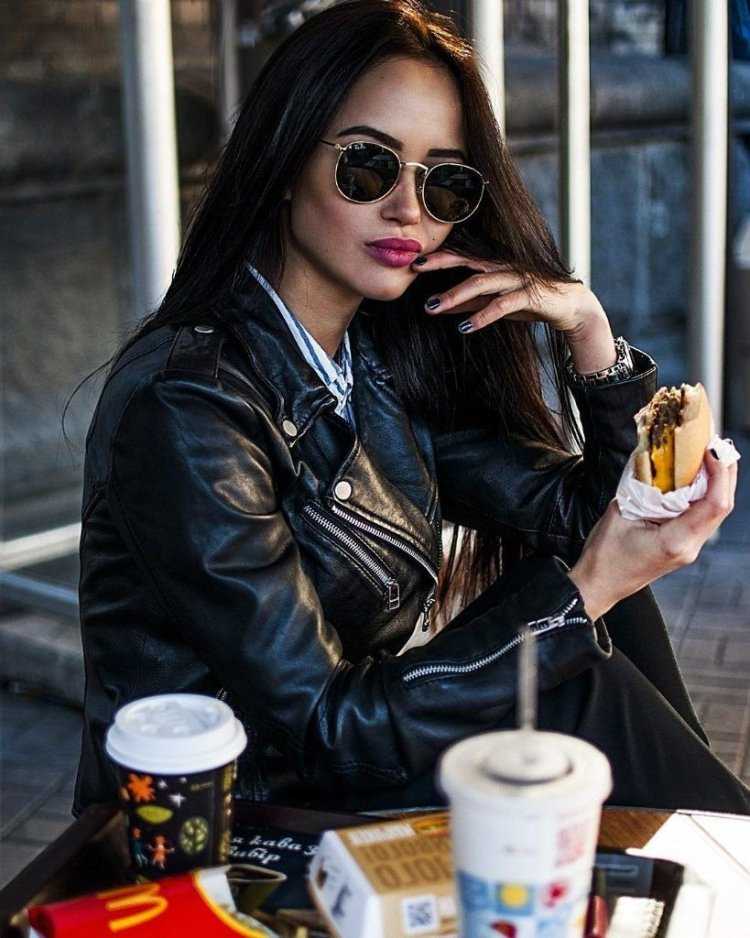 Стильная девушка с кофе