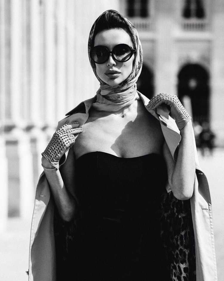 Брюнетка в очках и платке73