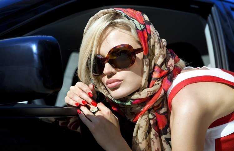 Девушка в платке и солнечных очках