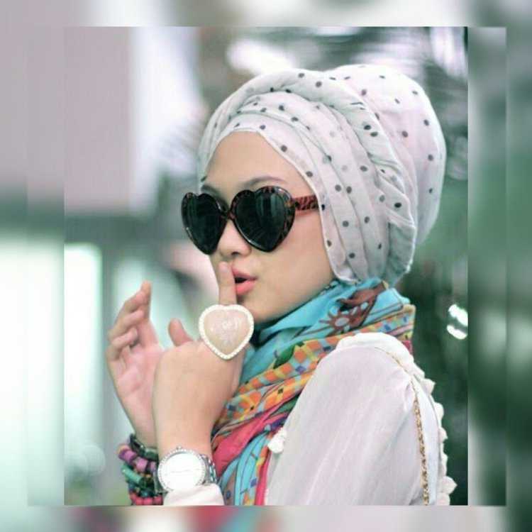 Брюнетка в очках и платке49