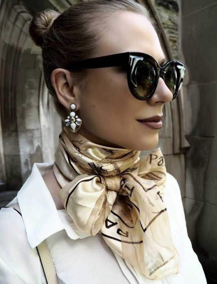 Женщина в платке и очках