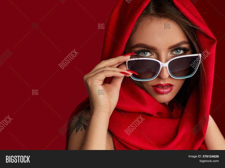 Женщина в Красном платке с пальцем