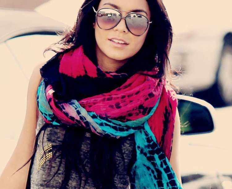 Брюнетка в очках и платке35