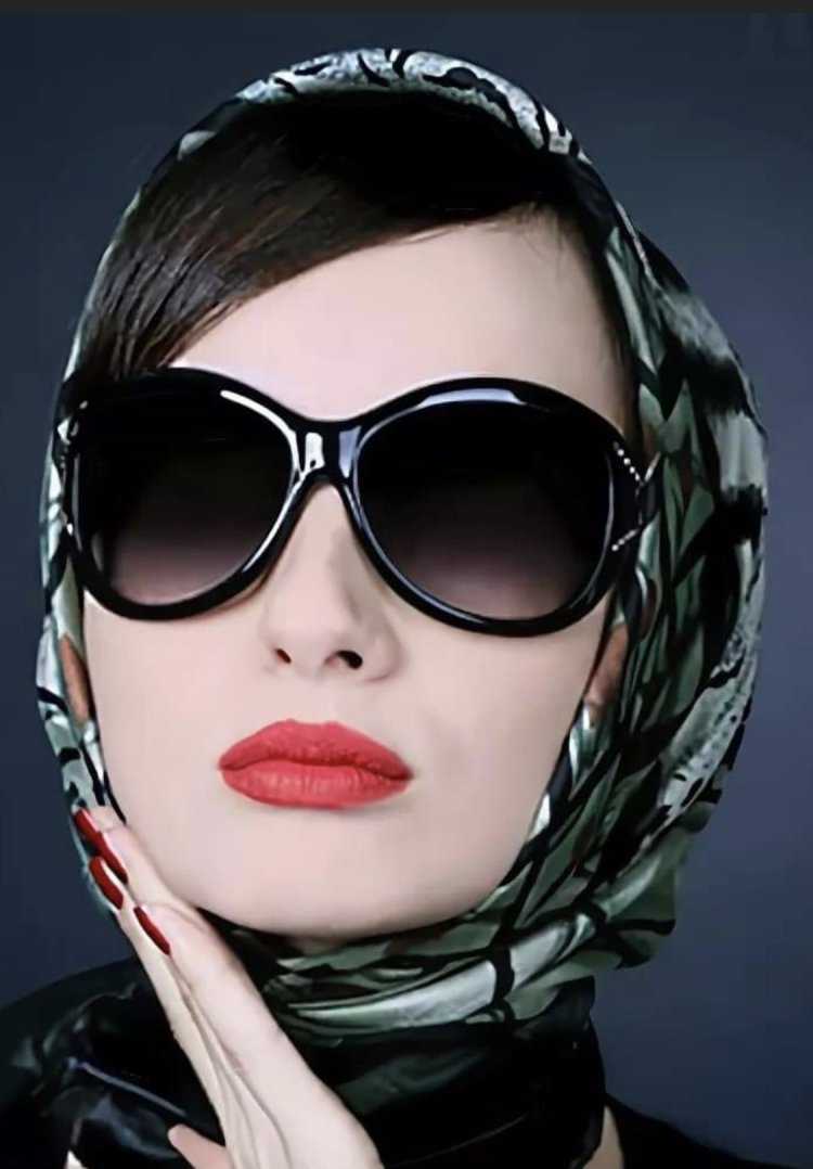 Брюнетка в очках и платке50